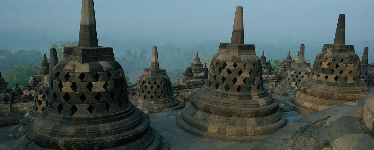 Borobudur - budhistický chrám, Jáva, Indonésie