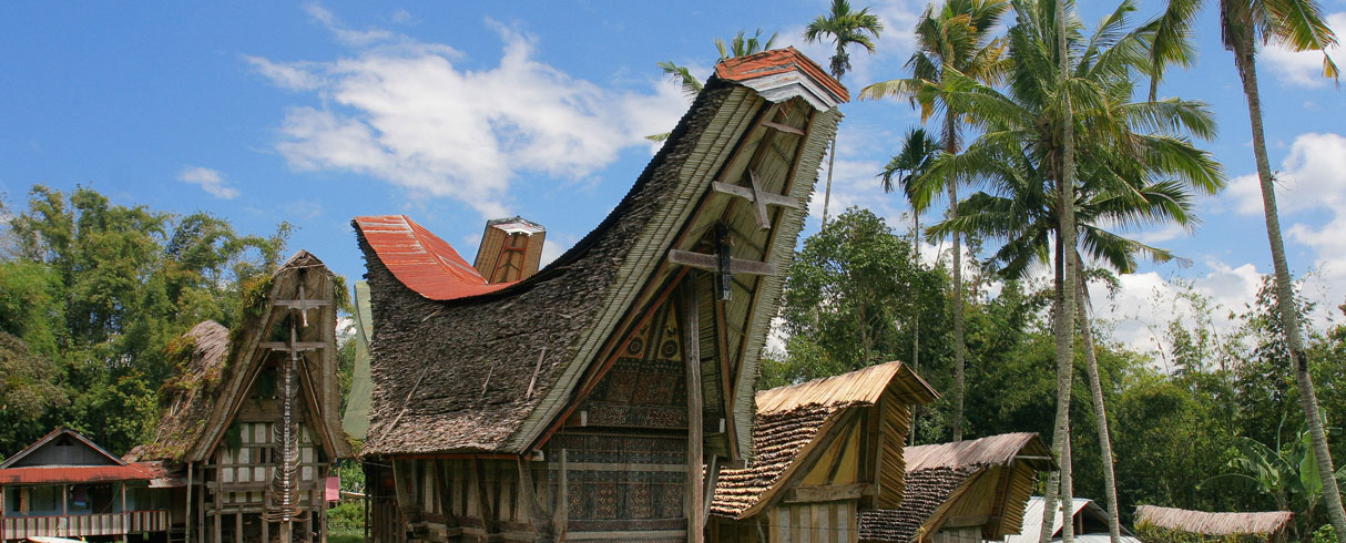 Tradiční obydlí tongonan, Tana Toraja, Indonesia